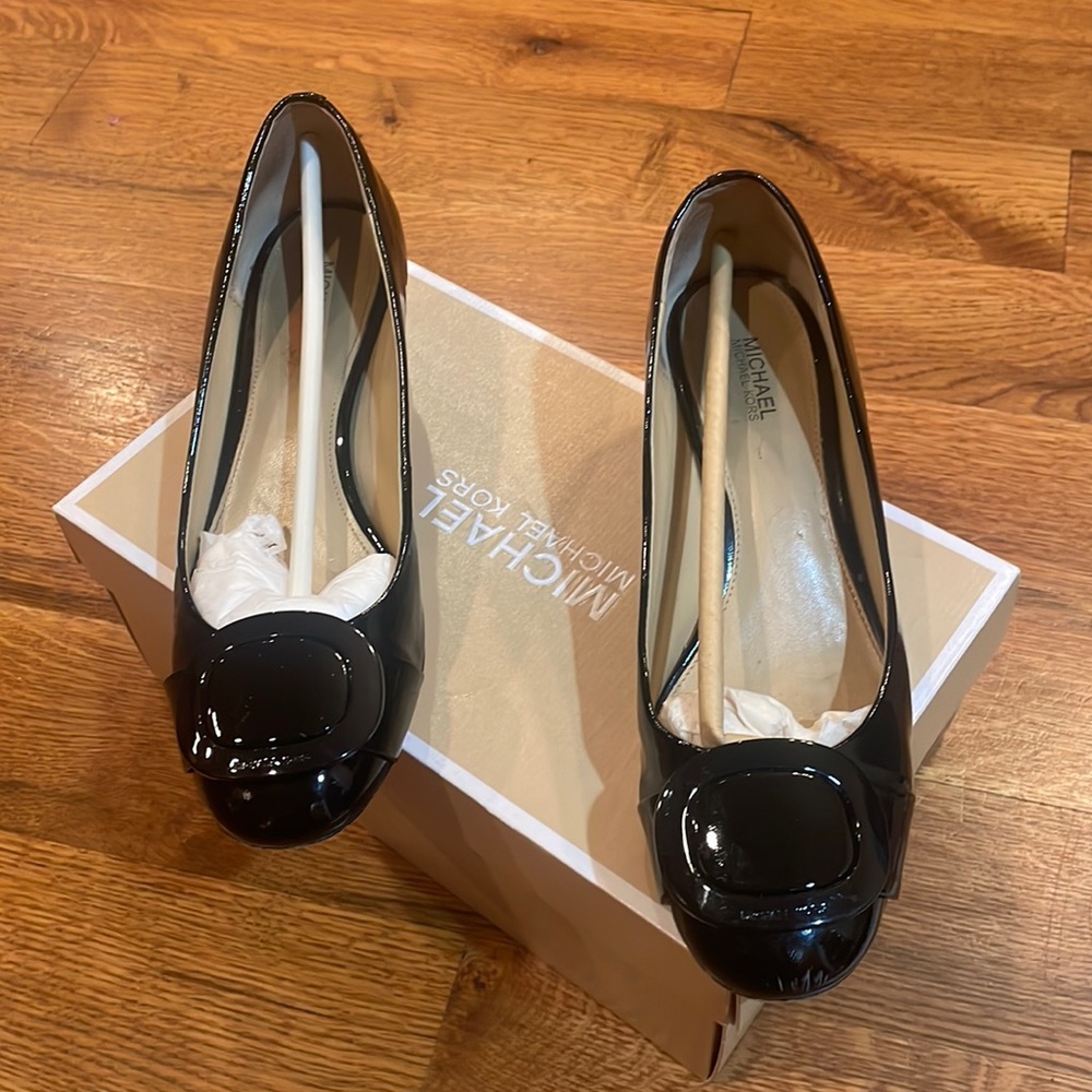 Michael Kors Black patent leather Mid-pump
